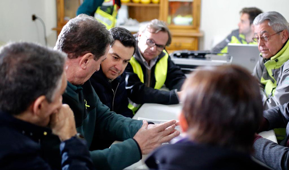 Juanma Moreno se reúne con los profesionales que forman el operativo de rescate.